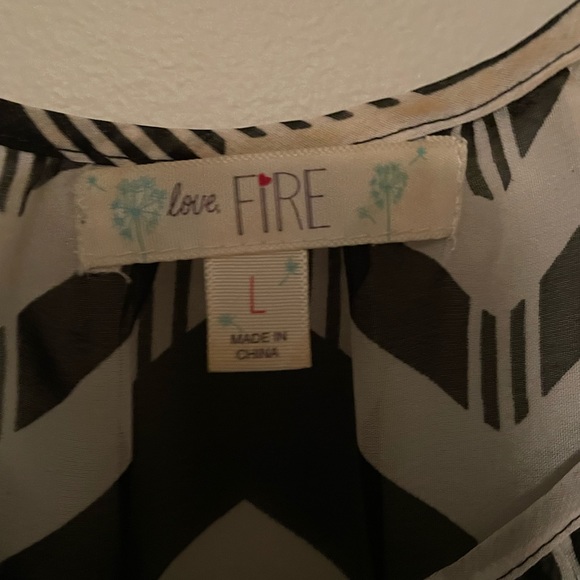 Love Fire blouse size large. Excellent condition - Picture 2 of 2